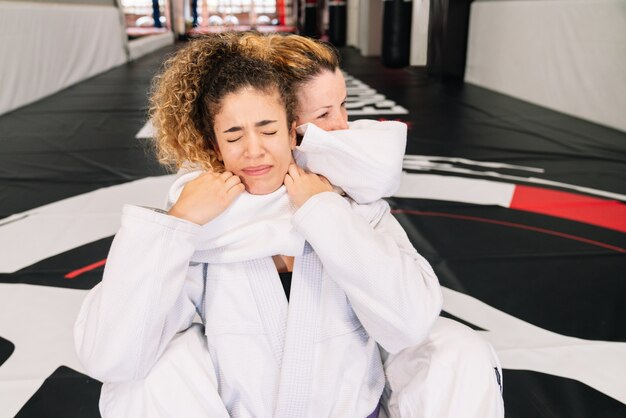 Dwóch Zawodników Judo Sztuk Walki Trzymając Się Mocno Za Szyję