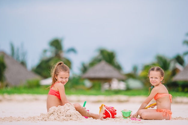 Dwoje Dzieci Co Zamek Z Piasku I Zabawy Na Tropikalnej Plaży