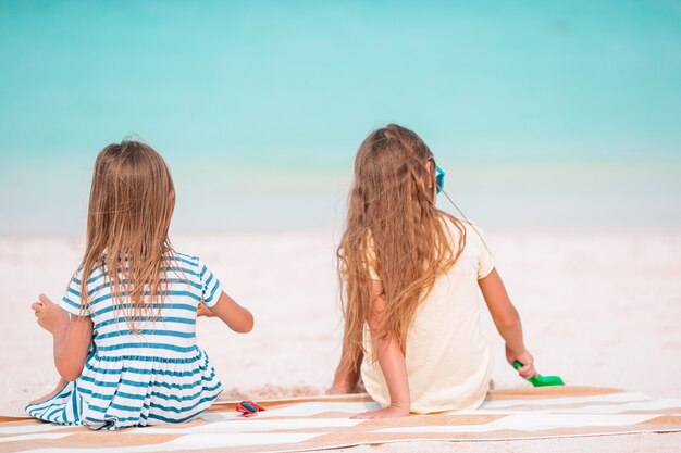 Dwoje Dzieci Co Zamek Z Piasku I Zabawy Na Tropikalnej Plaży