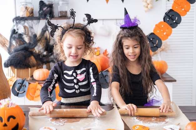 Dwoje Dzieci Dziewczyna W Stroju Wiedźmy, Pieczenie Ciasteczek, Zabawa W Kuchni, świętuje Halloween.