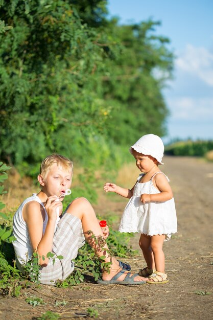 Dwoje dzieci na polu