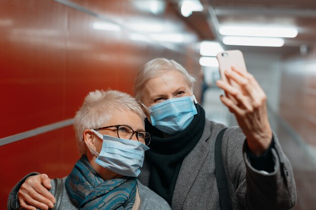 Dwoje Szczęśliwych Turystów Robi Sobie Selfie W Metrze Sub