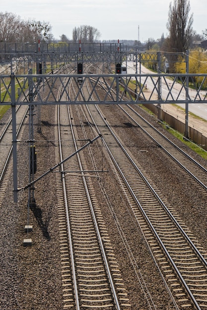 Dworzec z góry Zrekonstruowana nowoczesna infrastruktura kolejowa Droga do przodu kolej dla pociągu Pusty tor kolejowy Transport