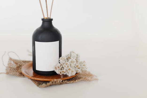 Dyfuzory trzcinowe w stylu rustykalnym pusta etykieta czarna butelka aromaterapeutyczna makieta marki