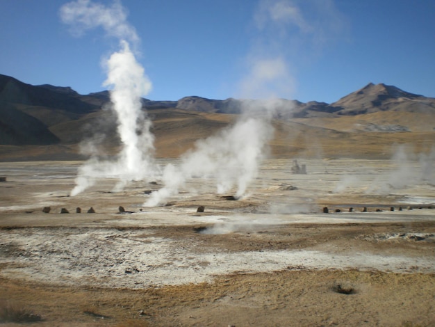 Dym emitujący się z gorących źródeł w san pedro de atacama