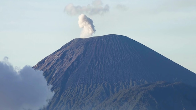 Zdjęcie dym emitujący się z góry wulkanicznej na niebie