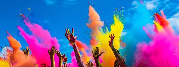 Zdjęcie dynamiczny szerokokątny ujęcie kolorowej wybuchu prochu na festiwalu holi z tłumem szczęśliwych uczestników