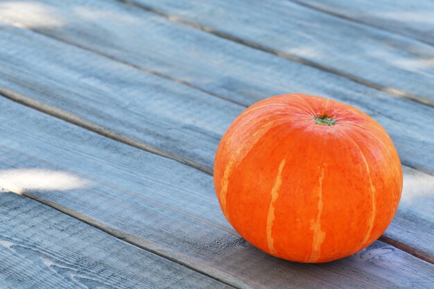 Dynia Halloween leżąca na drewnianej podłodze na zewnątrz