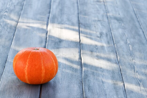 Dynia Halloween leży na drewnianej podłodze na zewnątrz