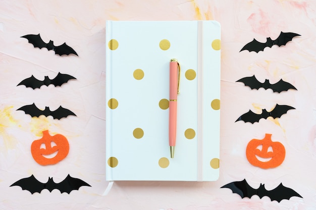 Dynie Długopis Notebooka I Nietoperze Na Różowym Tle Koncepcja Halloween