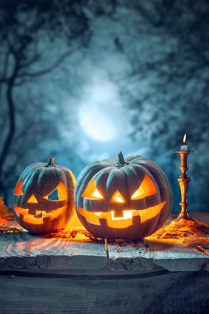 Dynie Halloween na ciemnym lesie niebieskim tle