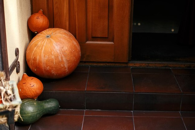 Zdjęcie dynie i squash w mieście uliczne dekoracje świąteczne fronty sklepów i budynki halloweenowe dekoracje uliczne miejsce na tekst cukierek albo psikus wesołego halloween jesienny targ w mieście