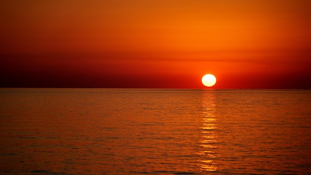 Dysk w pełnym słońcu nad Morzem Czarnym, Zachód słońca w Soczi, Rosja