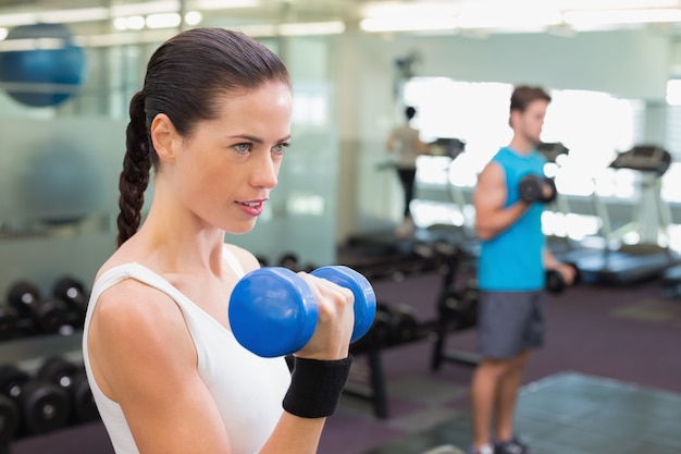 Dysponowana Brunetka Podnosi Błękitnego Dumbbell