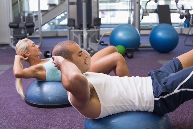 Dysponowana Para Robi Brzusznym Chrupnięciom Przy Gym