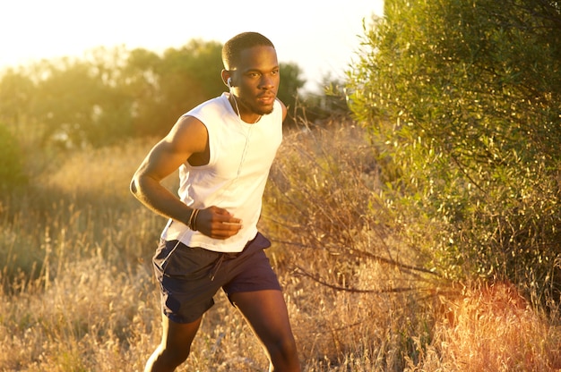 Dysponowany amerykanina afrykańskiego pochodzenia mężczyzna bieg outside