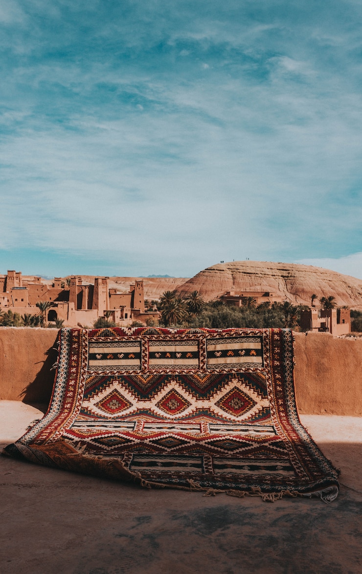 Zdjęcie dywan w marrakeszu z widokiem na miasto