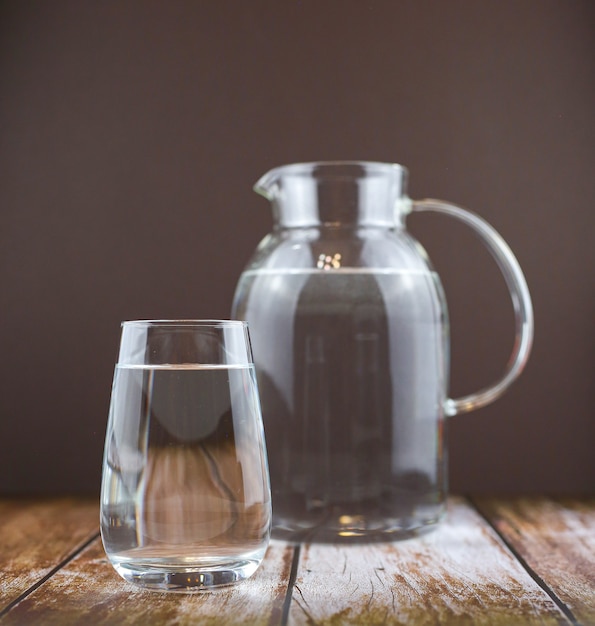Zdjęcie dzbanek i szklankę z czystą wodą