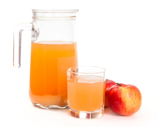 Dzbanek świeżo wyciśniętego soku jabłkowego, szklanki i dwóch jabłek