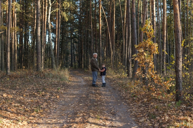 Dziadek Bawi Się Z Wnukiem Na świeżym Powietrzu.