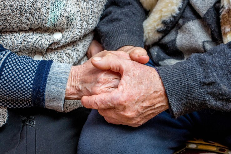 Zdjęcie dziadek i babcia połączyli ręce