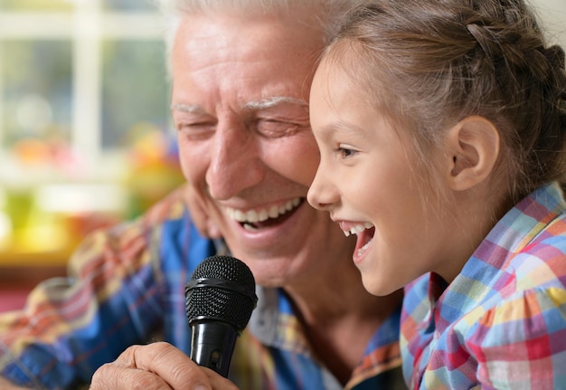 Dziadek i dziecko śpiewają karaoke