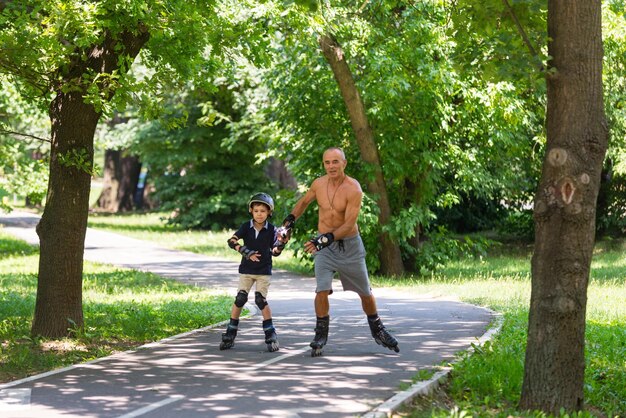 Dziadek i wnuk na rolkach na świeżym powietrzu