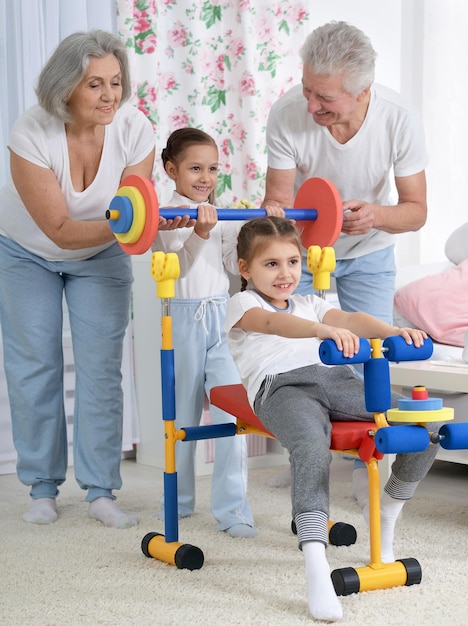 Dziadkowie i małe wnuczki robią ćwiczenia