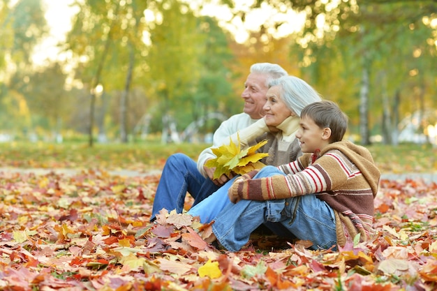 Dziadkowie i wnuk razem w jesiennym parku