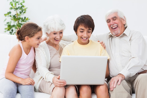 Dziadkowie i wnuki za pomocą laptopa