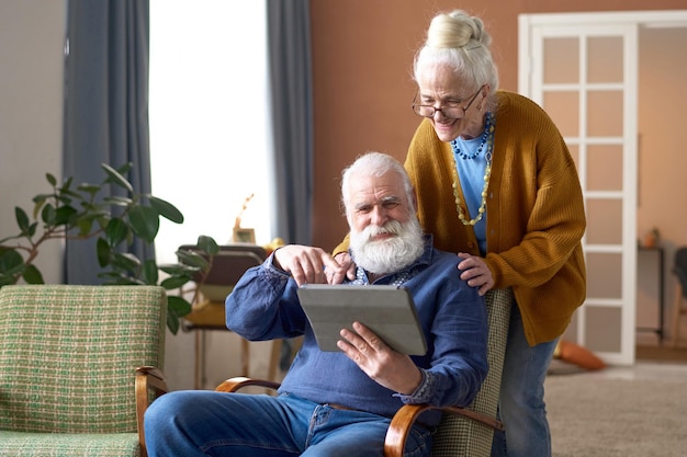 Zdjęcie dziadkowie mający rozmowę wideo na komputerze typu tablet