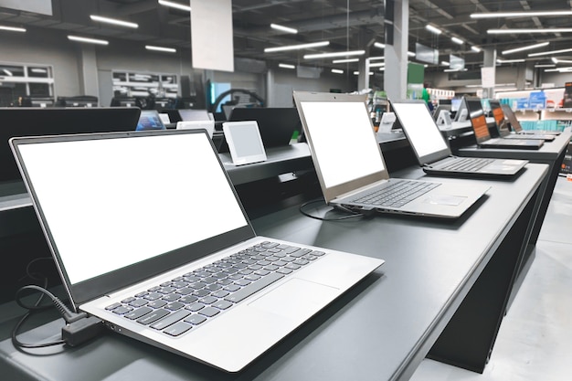 Dział komputerów w sklepie elektronicznym. Wybór laptopa w sklepie