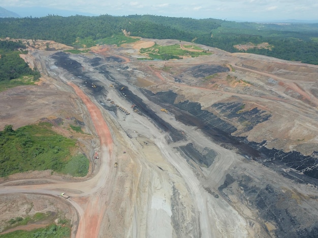 działalność wydobywcza, pozyskiwanie węgla, ciągnięcie i ładowanie w projekcie wydobycia węgla. Widok z lotu ptaka.
