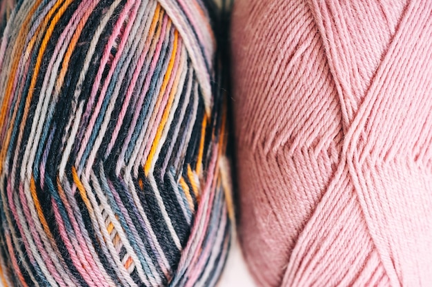 Dzianie kolorowe nici. kolorowe przędzy wełny Dziewiarskich tło. różowy szary