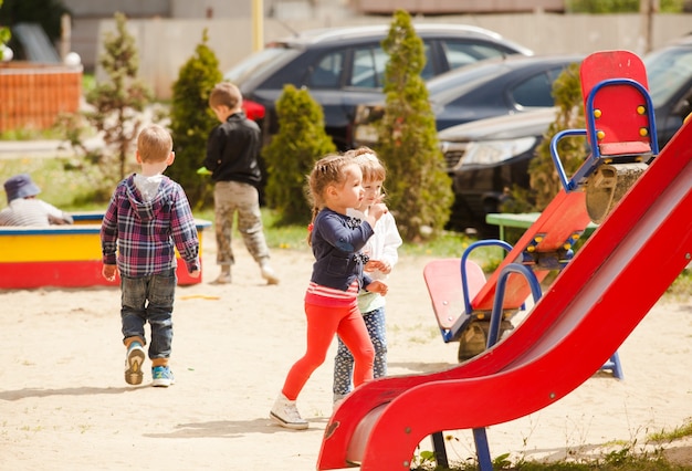 Dzieci Bawią Się Na Placu Zabaw Na świeżym Powietrzu