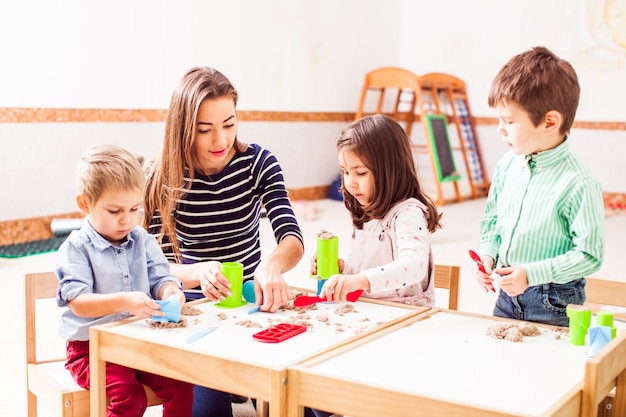 Dzieci bawią się piaskiem kinetycznym