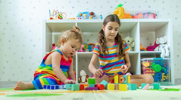 Dzieci bawią się razem w pokoju zabaw Selektywne skupienie Kid