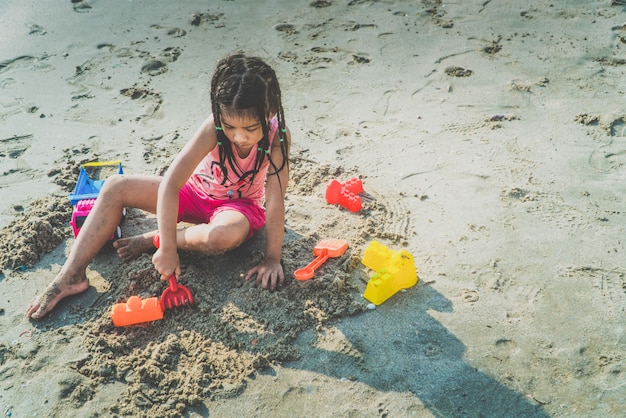 Dzieci bawią się zabawkami na plaży Radośnie