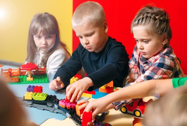 Dzieci Bawiące Się Klockami Konstruktora W Klasie