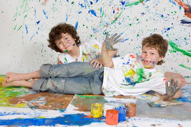 Zdjęcie dzieci bawiące się malarstwem