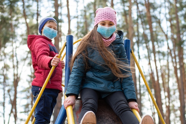 Dzieci Bawiące Się Na Placu Zabaw Podczas Epidemii Koronawirusa