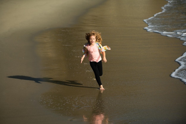 Dzieci bawiące się na plaży dzieci bawią się na morzu na letnich rodzinnych wakacjach piasek i woda zabawa ochrona przed słońcem