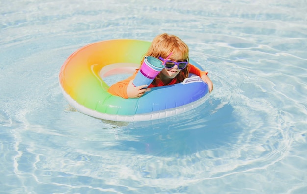 Dzieci bawiące się w basenie dzieciak letnie wakacje