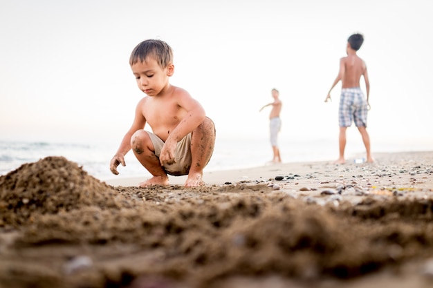Dzieci bawiące się w piasku na plaży