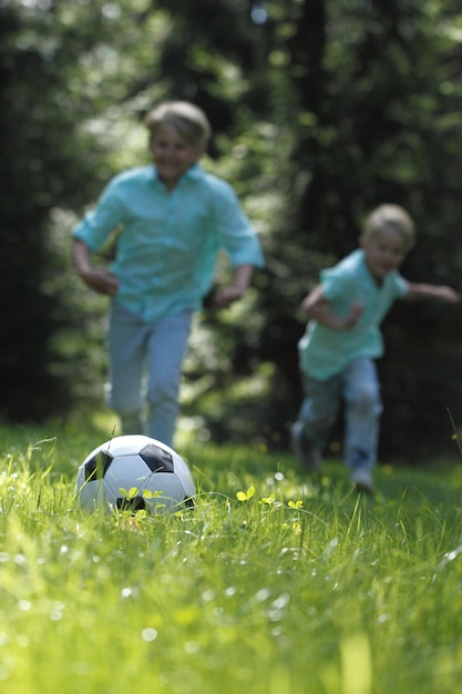 Zdjęcie dzieci bawiące się w piłkę nożną