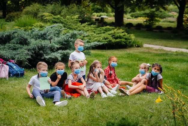 Dzieci biorą udział w lekcjach na świeżym powietrzu w parku.
