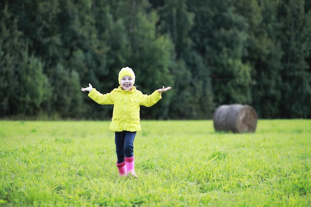 Dzieci chodzą do lasu na grzyby