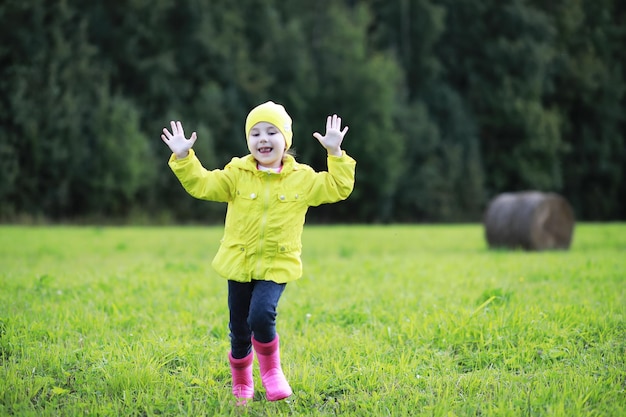 Dzieci chodzą do lasu na grzyby