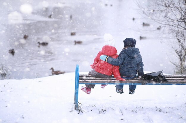 Dzieci Chodzą Po Parku Z Pierwszym śniegiem