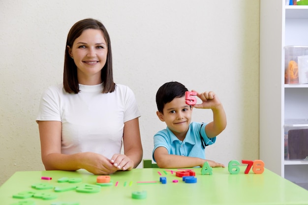 Dzieci ćwiczą poprawną wymowę z logopedą